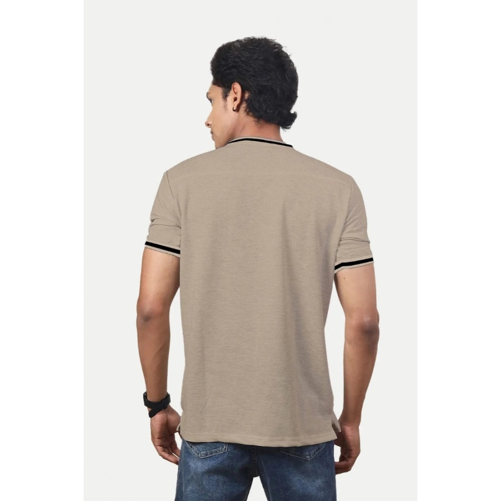 Generisches Herren-T-Shirt aus legerem, halbarmigem, einfarbigem Polyester mit Rundhalsausschnitt (Beige)