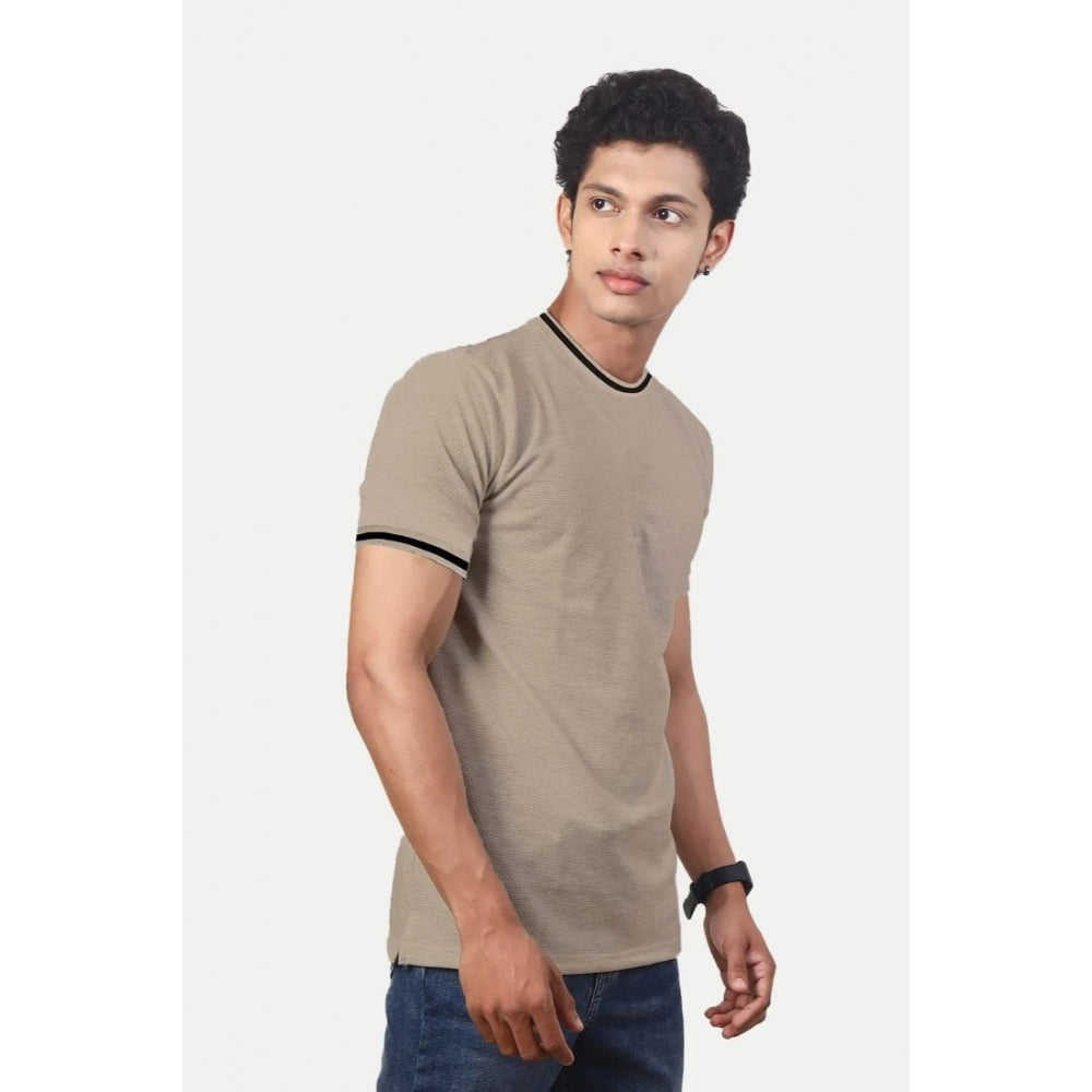 Generisches Herren-T-Shirt aus legerem, halbarmigem, einfarbigem Polyester mit Rundhalsausschnitt (Beige)