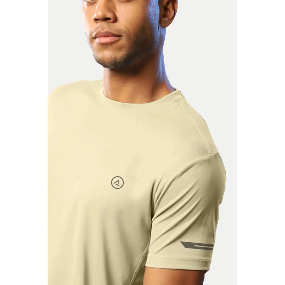 Generisches Herren-T-Shirt aus legerem, halbarmigem, einfarbigem Polyester mit Rundhalsausschnitt (Sand)